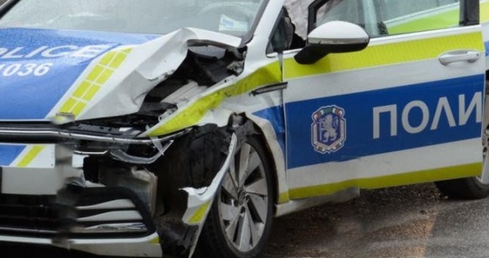 илюстративнаКатастрофа между лек автомобил и полицейска кола на РУ Пирдоп