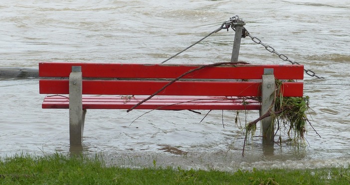 Обилни дъждове обхванаха Западна Турция през днешния ден предизвиквайки наводнения