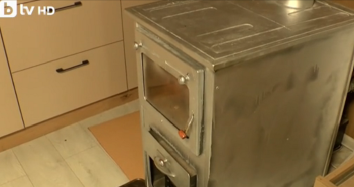 Живият огън в печките и струпаните камари дърва за огрев