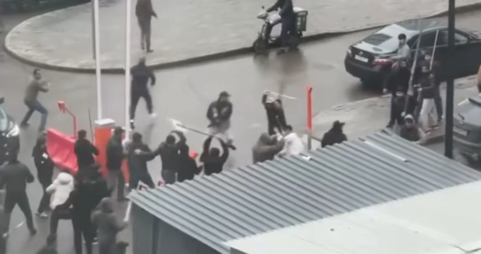 Масов бой в Москва Мигранти въоръжени с лопати и пръчки организираха