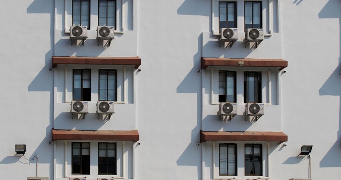 Основната разлика е че сплит системата е тип термопомпа с две отделни тела  вътрешно