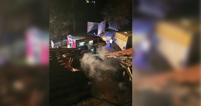 Три екипа на РСПБЗН Сливен са гасили пожар в птицеферма на