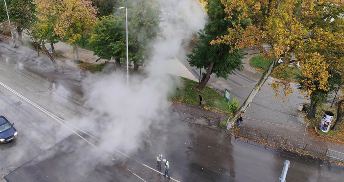 Вряла вода изригна от шахта по главна улица в Плевен