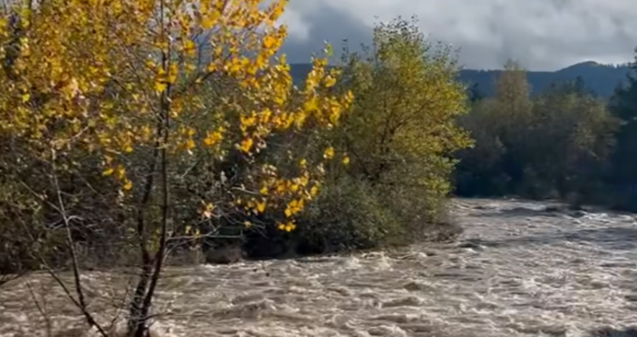 След дни на интензивни валежи нивото на река Искър край