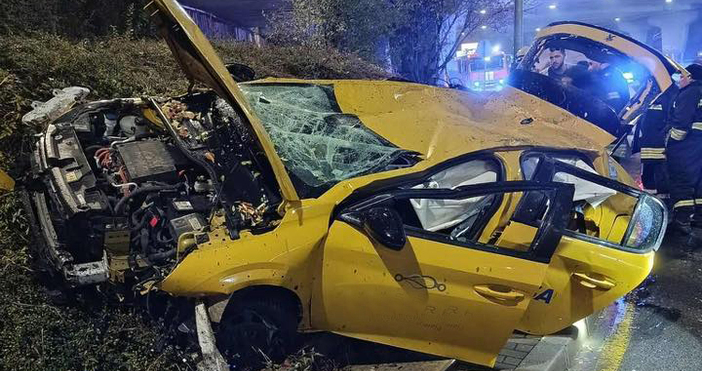 Трима души са пострадали след като кола излетя от мост на