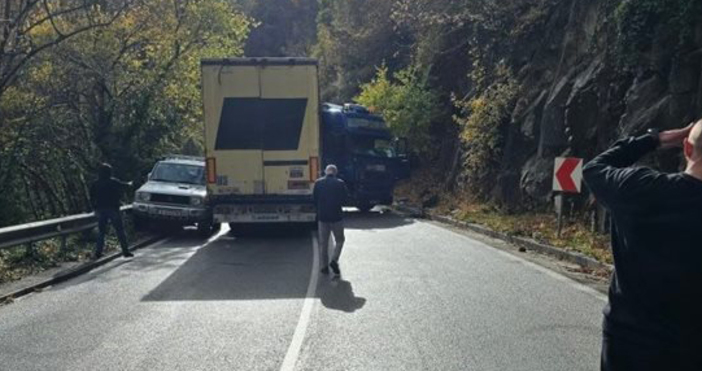 Временно е спряно движението и в двете посоки по пътя