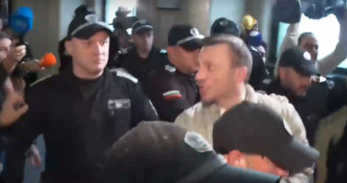 Обвиняват го в принуда с оръжие той смята че е