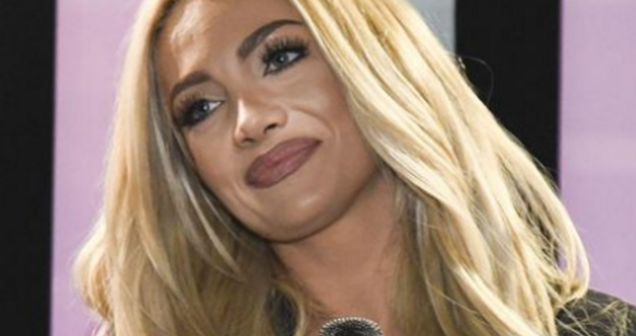 За първи път след скандалния арест на съпруга си Карен