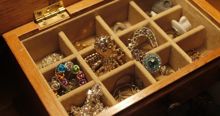 Възрастна русенка е предала на телефонни измамници пари и златни