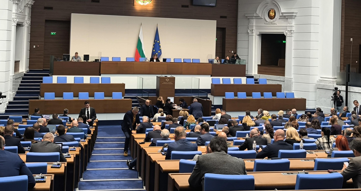 В Народното събрание вече над два часа продължават дебатите по