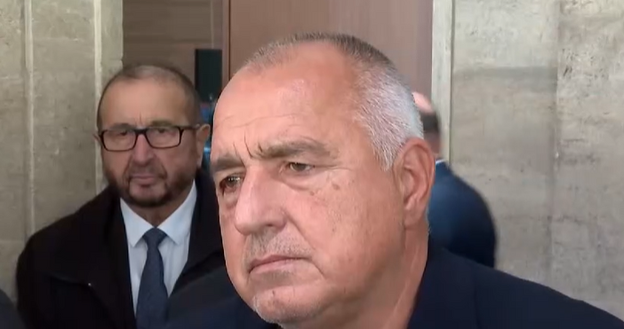 Стопкадър Нова НюзБойко Борисов направи кратко изявление пред медиите по