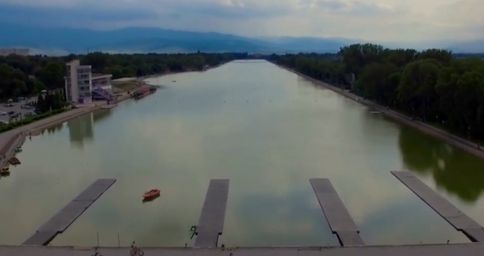 Ловък рибар успя да улови шаран с голи ръце и