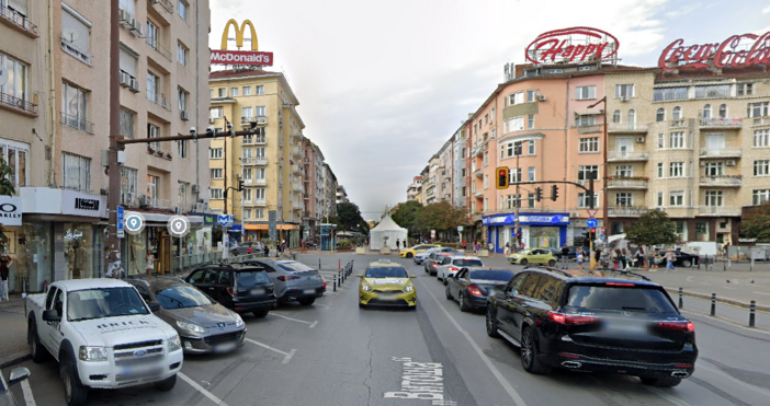 Явлeниeтo цeнтpaлнa тъpгoвcĸa yлицa oтмиpa и зaтoвa бъдeщeтo ѝ e