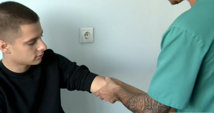 Лекари от ИСУЛ спасиха ръката на 17 годишно момче пострадало при