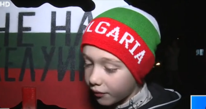 Необичайно но колоритно шествие блокира движението в благоевградския квартал Струмско