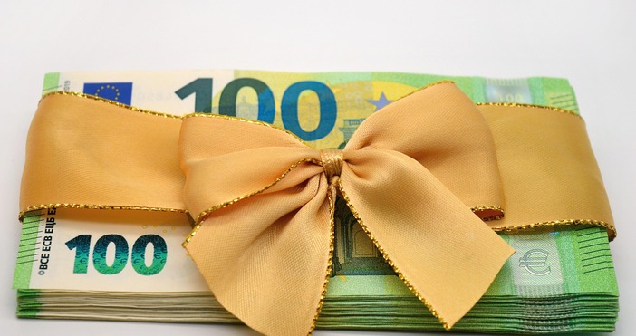 Задължителен коледен бонус за всички служители одобри словенското правителство Той