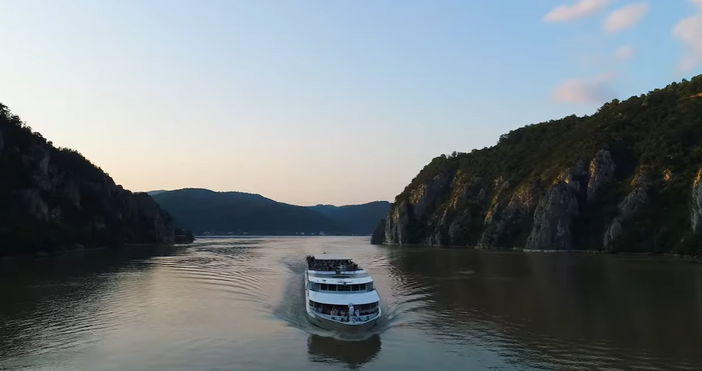 Круизен кораб с над 200 души на борда заседна в