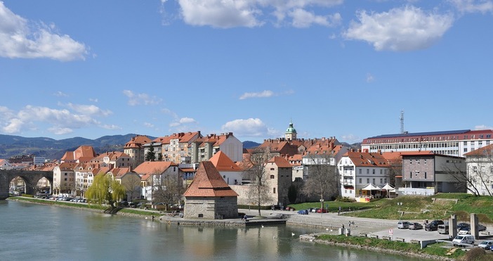 Задължителен коледен бонус за всички служители одобри словенското правителство Той ще