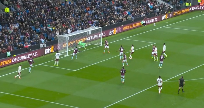 стоп кадър Диема СпортЛидерът в Премиър лийг Арсенал постигна девета