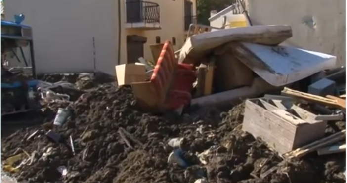 Почти месец след потопа в Елените собственици на имоти обсъждат