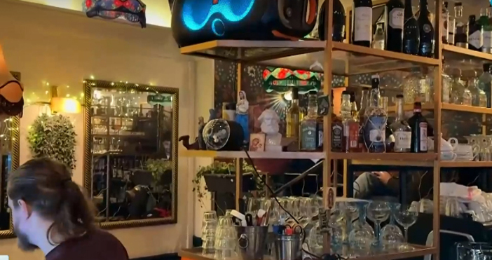 В едно парижко заведение френският шансон отстъпва на българската музика Как