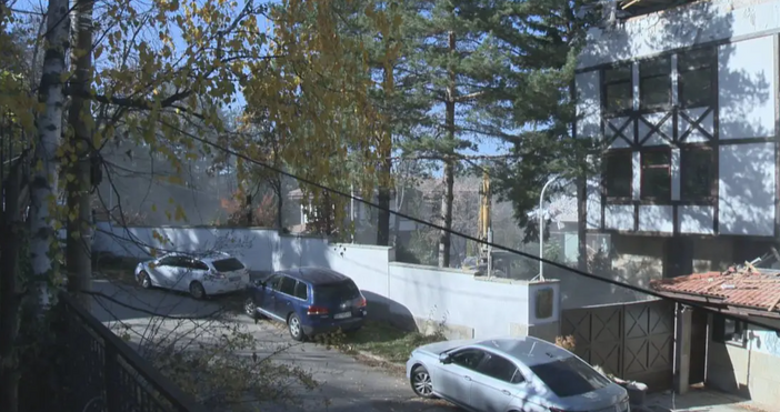 Багер е влязъл в бившия сарай на Ахмед Доган на