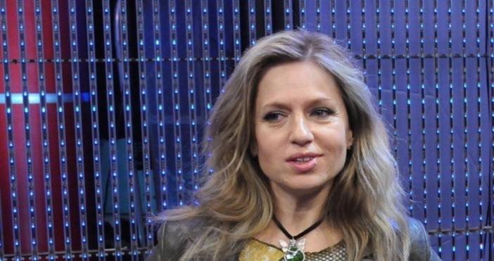 Родена е на 4 ноември 1967 година в София Израства във Враца където завършва езикова