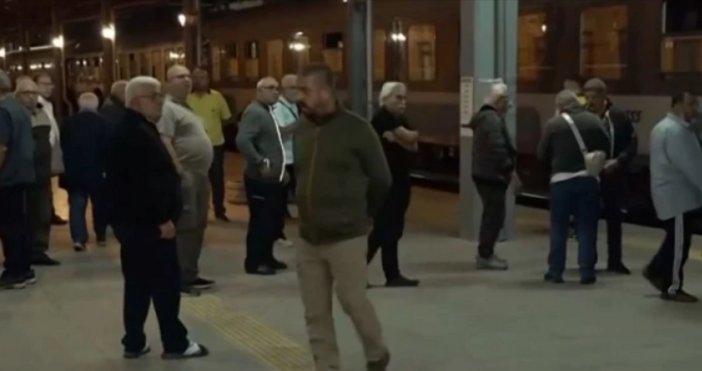 Трети ден международен влак с близо 300 пътници е блокиран