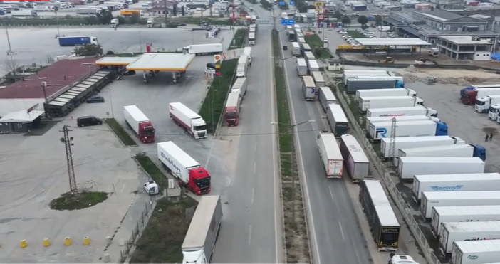 Кадри YoutubeТурските власти затвориха паркинг за тирове поради липсата на