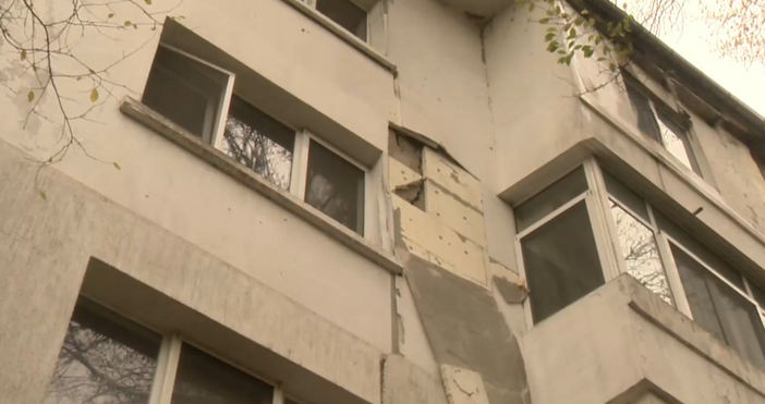 Последните 4 семейства от напукания и негоден за обитаване блок