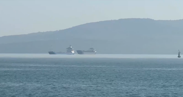 Кораб фантом само с двама моряци на борда вдигна