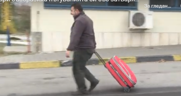 Пешеходци с куфари и влак – как пътуващите заобикалят затварянето