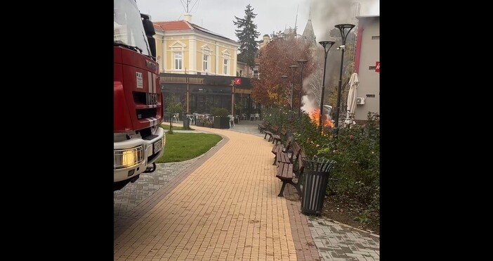 стоп кадър KnewsАвтомобил се запали преди минути в централната част