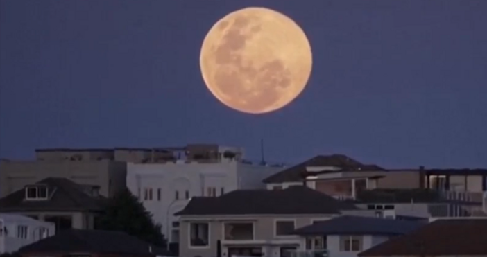 Ярко пълнолуние озари нощното небе над популярния плаж Бонди в