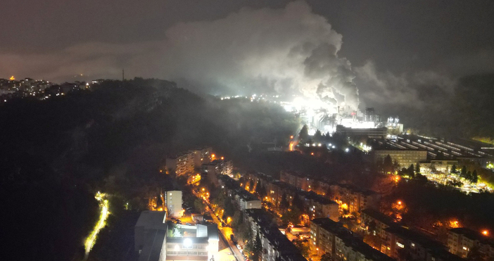 Плътни изпарения и миризми от комините на дървопреработвателен завод във