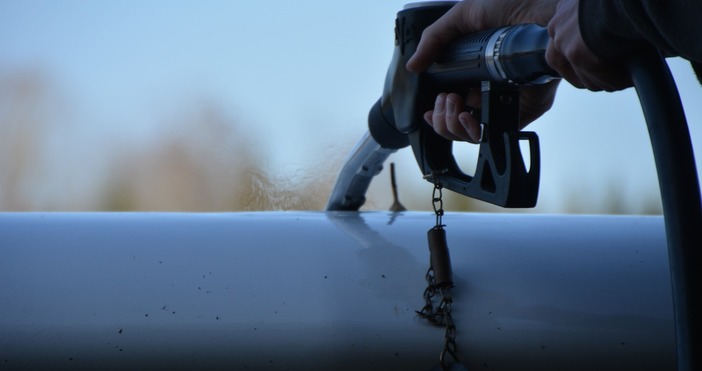 Над 300 литра дизелово гориво са източени от резервоара на