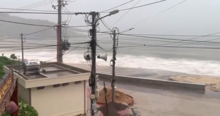 Тайфунът Калмаеги достигна брега на Виетнам в четвъртък след като