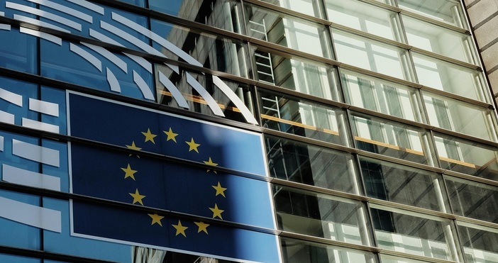 ПекселсЕвропейската комисия официално реши да спре част от втория транш