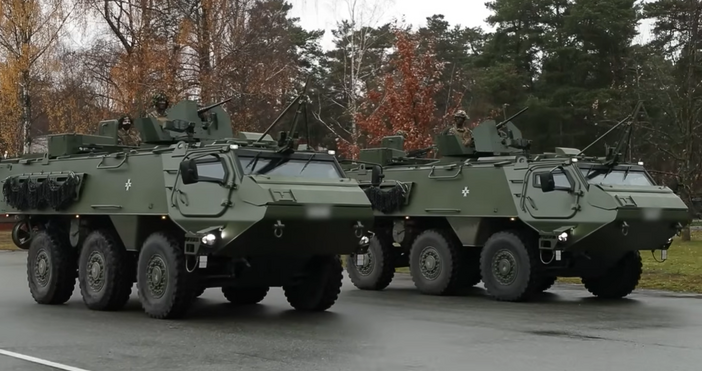 Латвия достави на Украйна още 21 бронетранспортьора за отбрана срещу