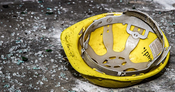 Работник на ВиК е загинал при срутване на ров по