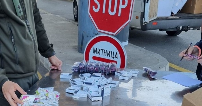 Общо 11 949 броя текстилни изделия и шапки с лога