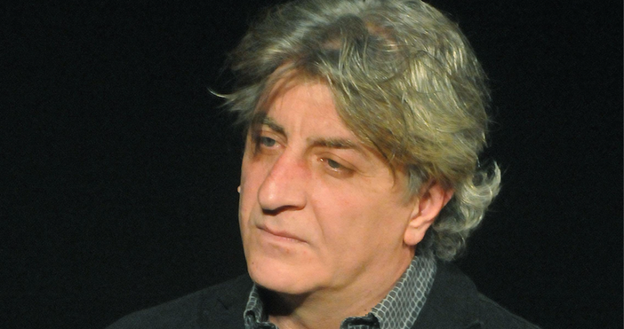 Александър Морфов е роден през 1960 година в Ямбол Баща му Морфи