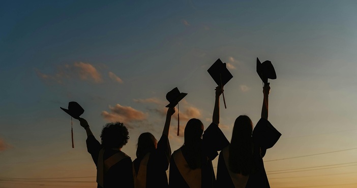 ПекселсПетнадесет студенти в първи курс и осем отлични ученици в