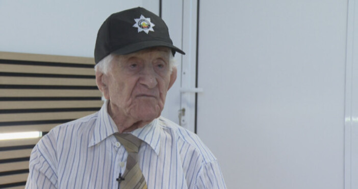 Един от най възрастните пациенти ваксинирани с противогрипна ваксина е на