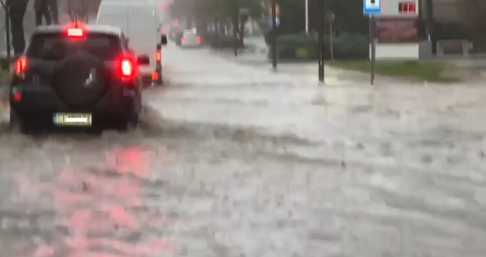 С внимание покрай Шел Дъждът в Казанлък от сутринта бе причината