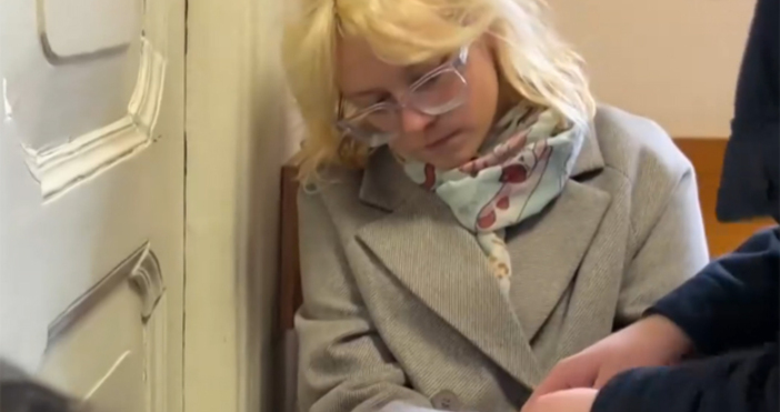 Руските власти днес удължиха задържането на 18 годишна улична музикантка в