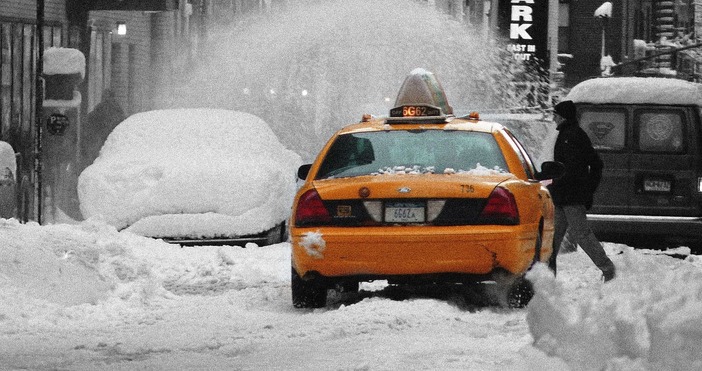 Арктически студ скова Източното крайбрежие на Съединените щати  Сняг силни ветрове