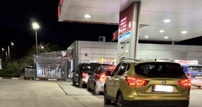 Необичайно струпване на леки автомобили се е образувало в бензиностанция