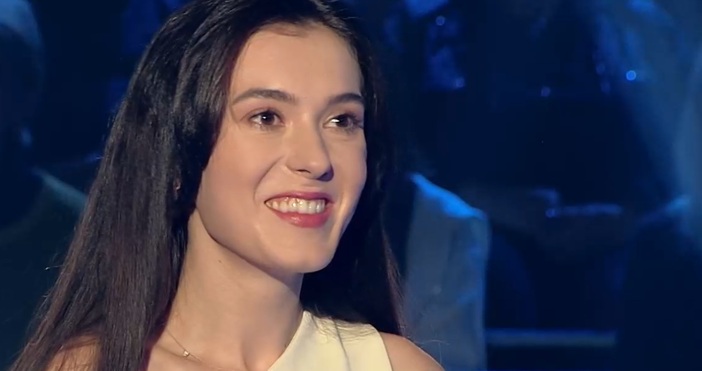 Гергана Полинс е крехка дама която свири на огромен контрабас