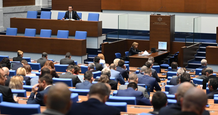 По инициатива на Продължаваме промяната бяха събрани подписи за свикване